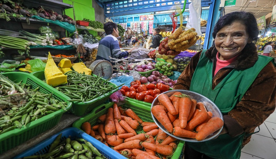 Hoy en los mercados mayoristas hay ofertas de zanahoria, camote, yuca, papaya, piña y uva