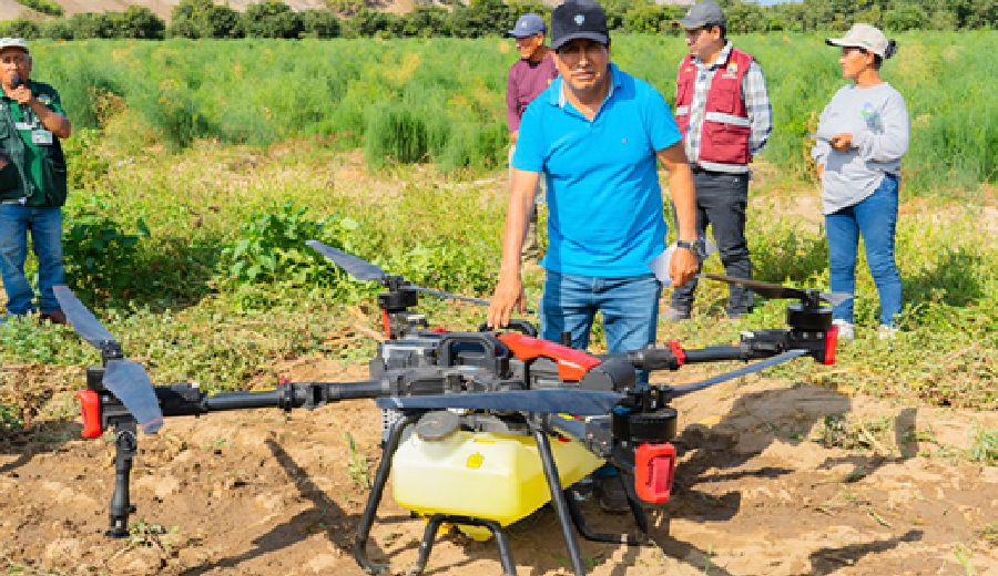 Alcalde de Huarmey participa en demostración de drones de precisión para impulsar la agricultura en la provincia